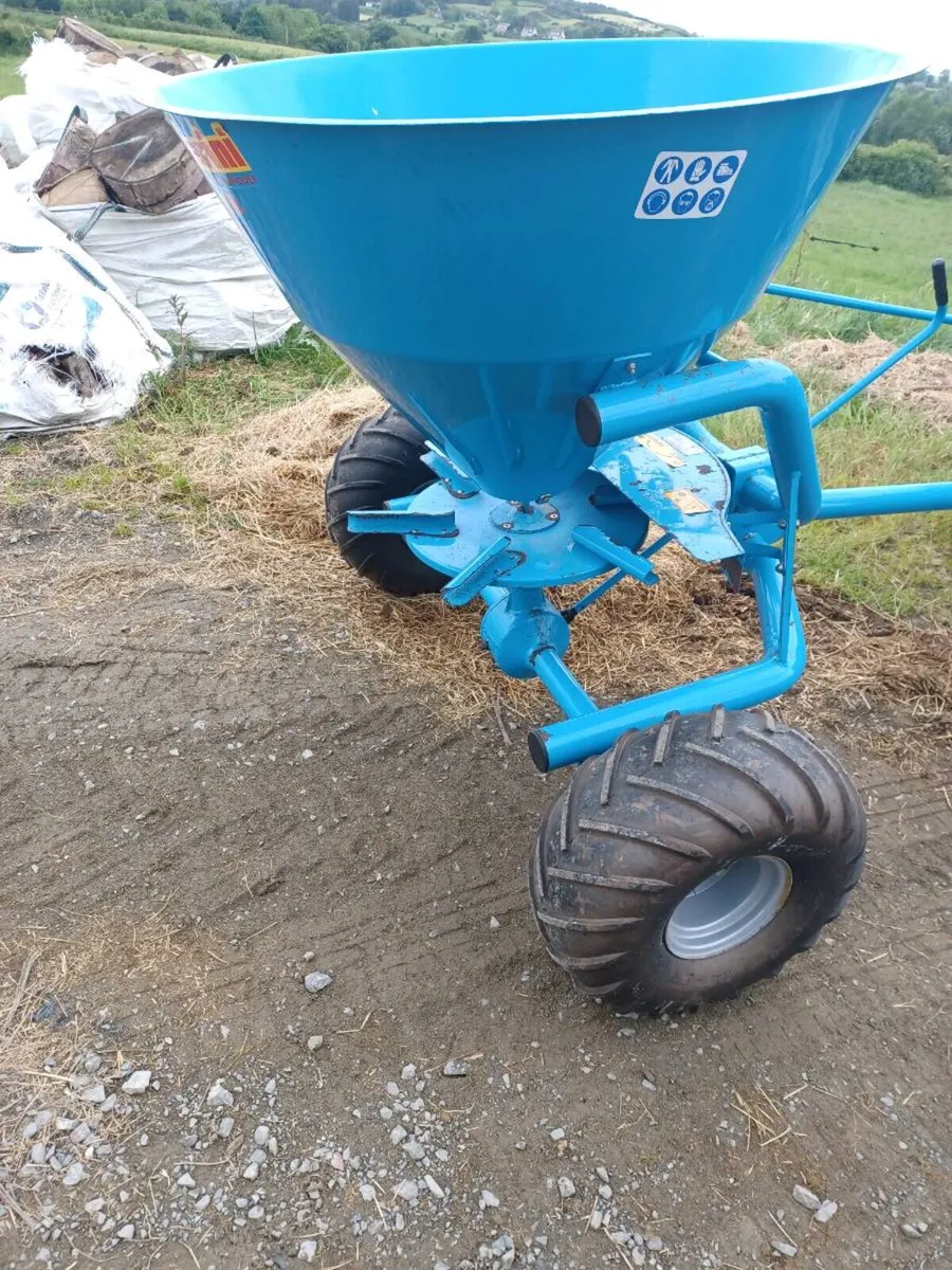 Quad fertilizer spreader - Image 2