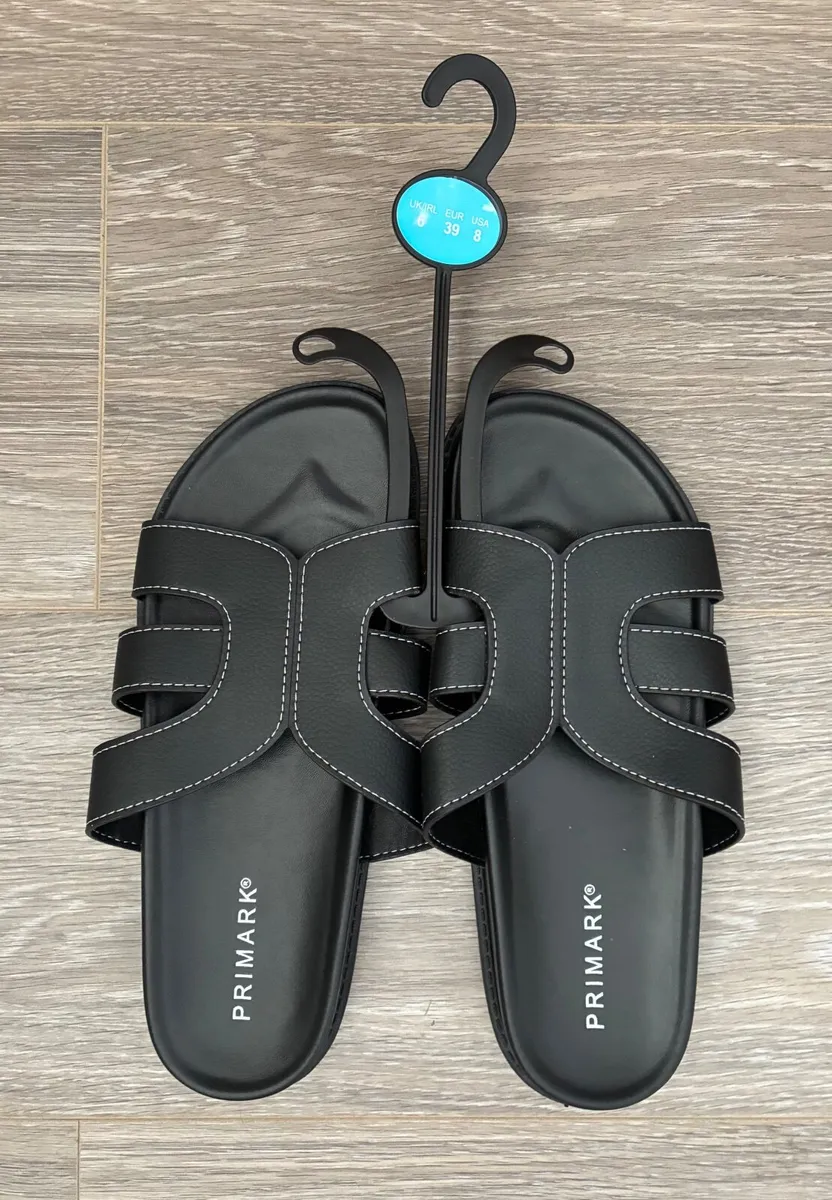 NEW Black strappy sandals with white contrast stit