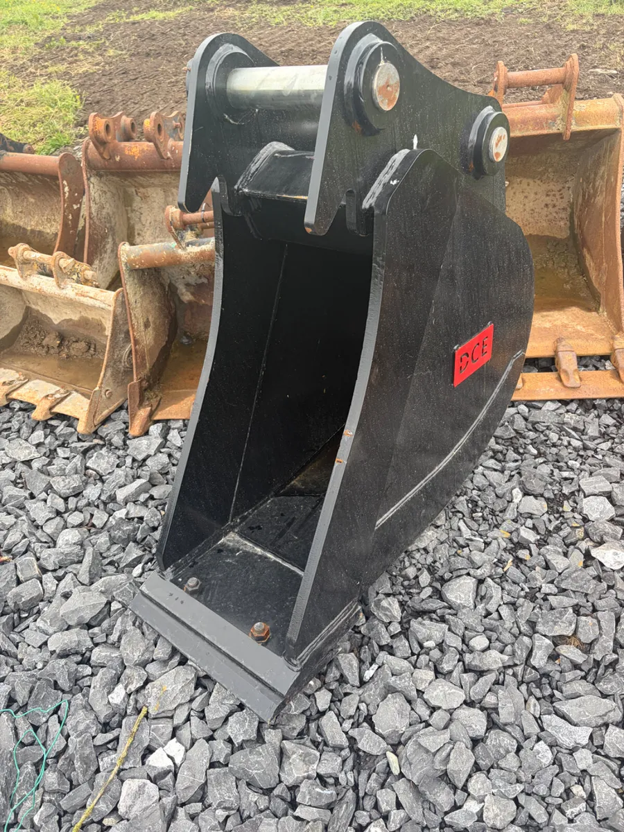 Unused DCE 18inch gummy bucket 65mm pin for sale - Image 1