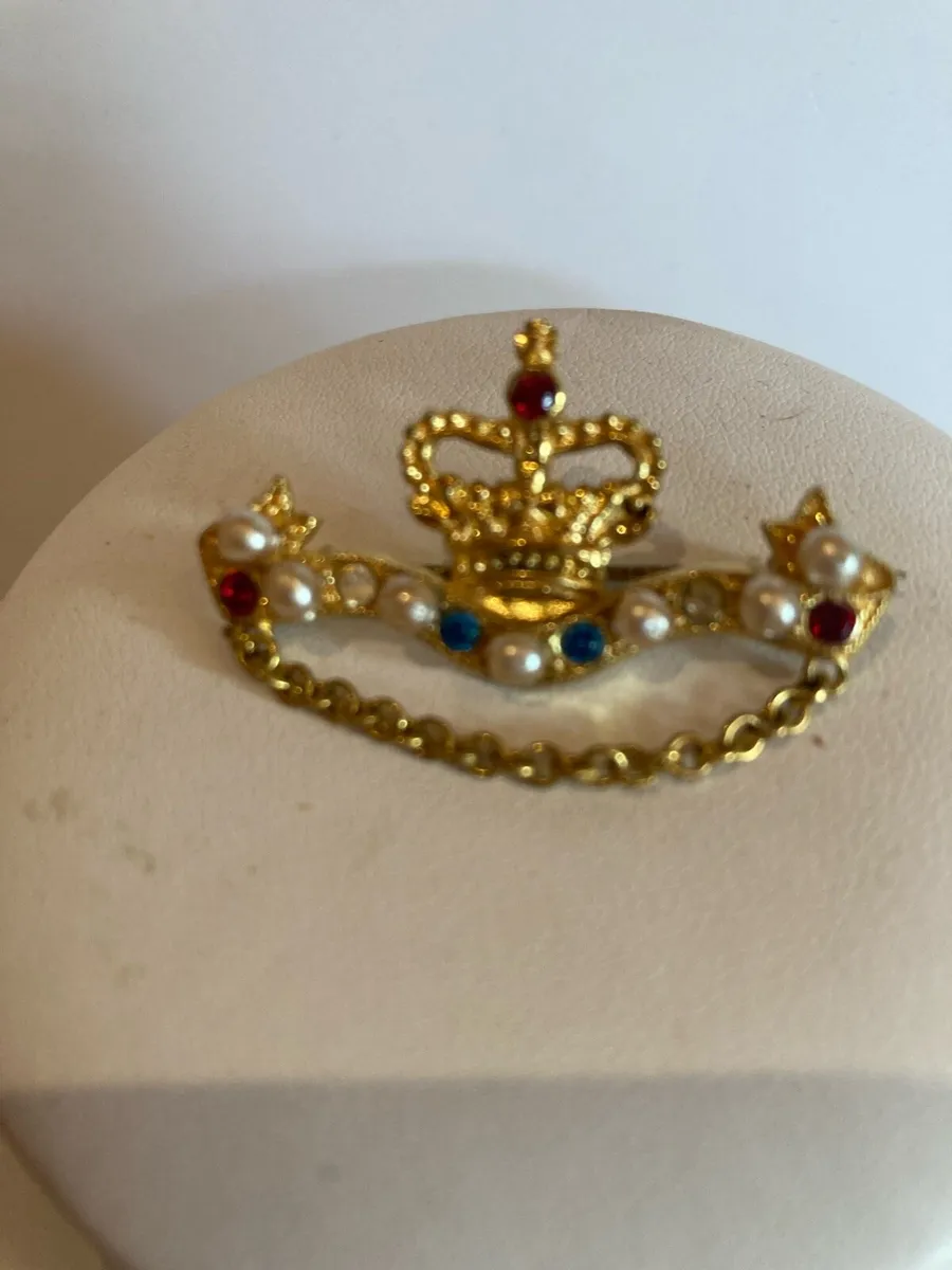 Pearl & crystal studded brooch - Image 1