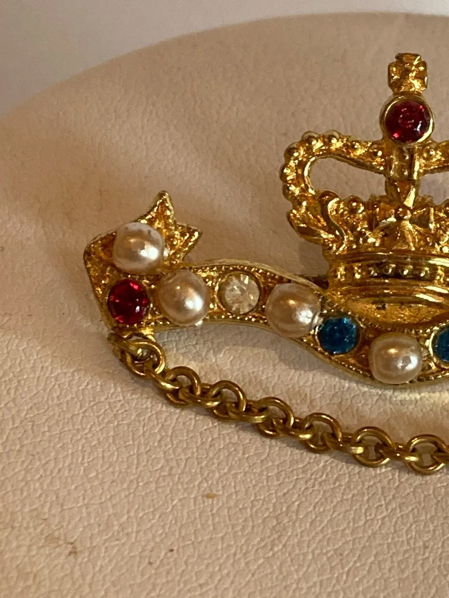 Pearl & crystal studded brooch - Image 4