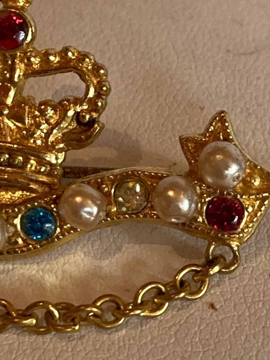Pearl & crystal studded brooch - Image 3