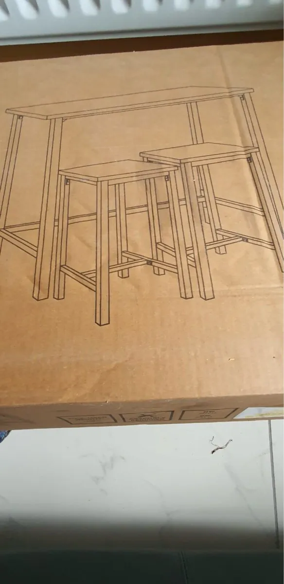 High Bar Table & 2 High stools  (Brand New)! - Image 2