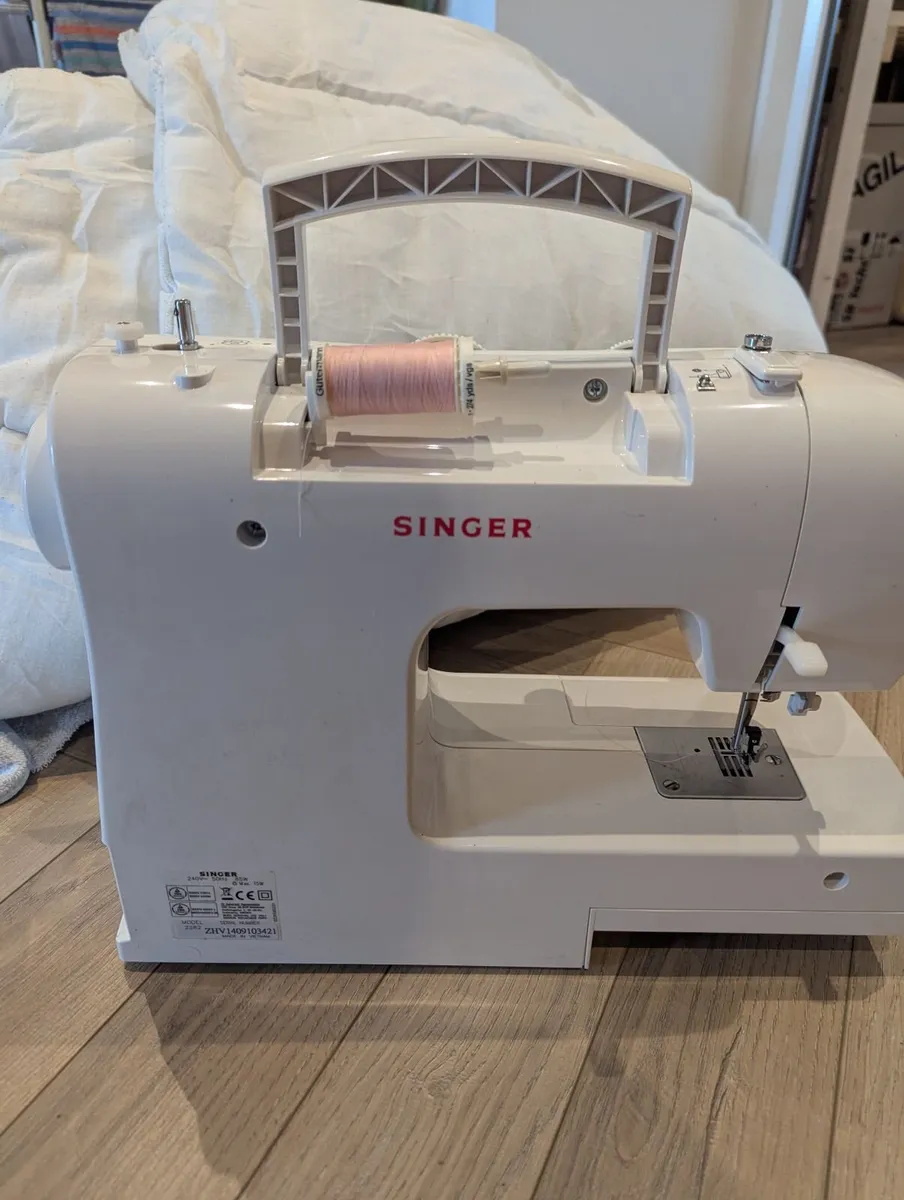 Singer Sewing Machine Tradition 2282 - Image 4