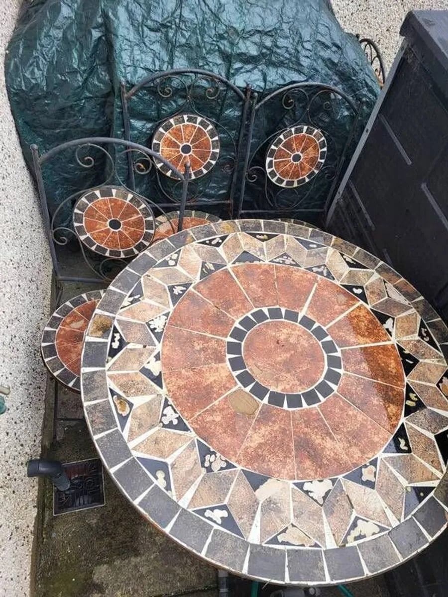 Mosaic table and 4 chairs - Image 1