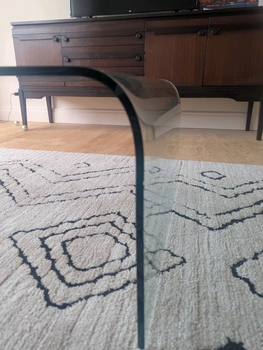 Curved glass coffee table - excellent condition - Image 2