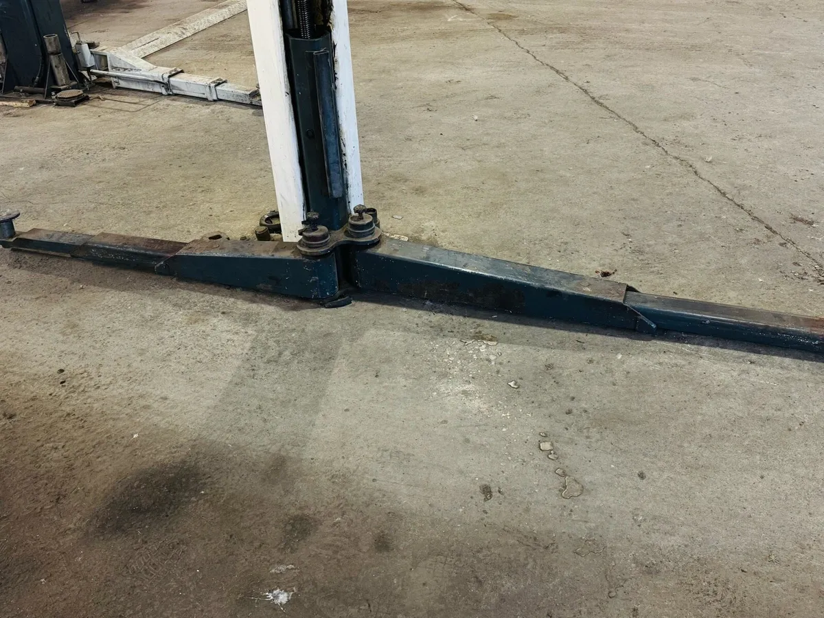 Post car lift - Image 1