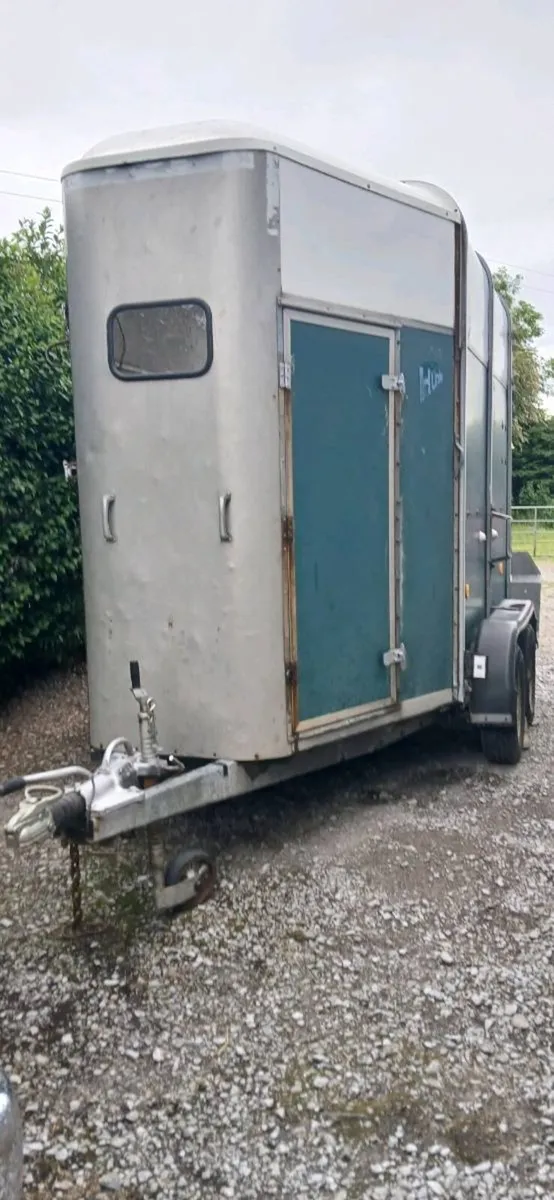 Horse box - Image 1