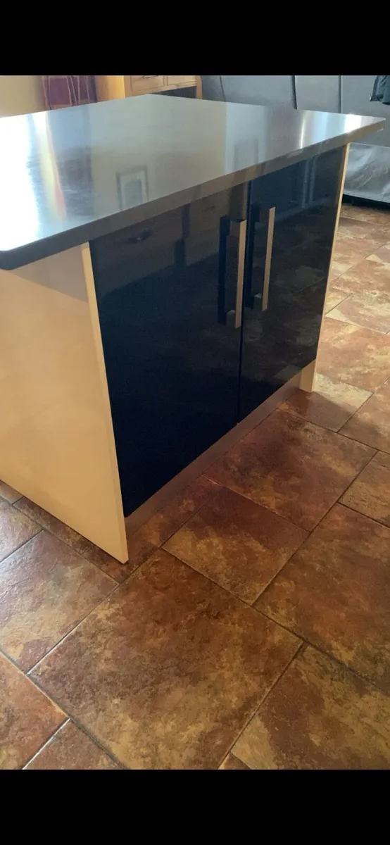 Kitchen Island - Image 3