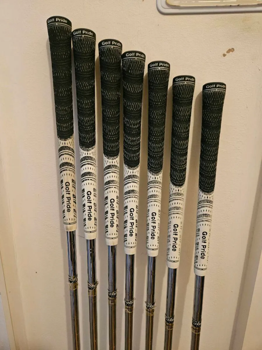 Titleist AP2 golf irons (712) - Image 2