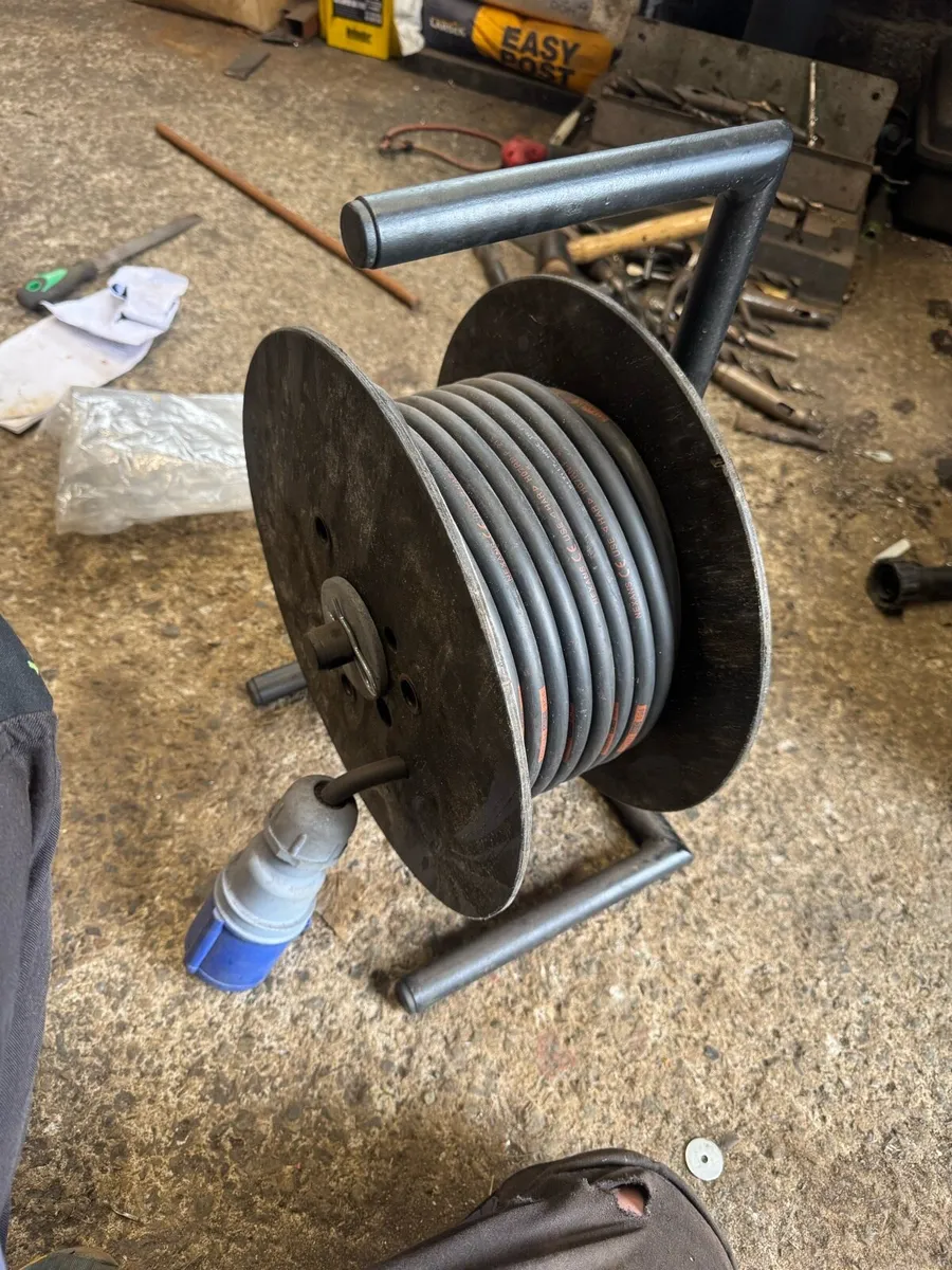 240v extension lead and bench grinder - Image 1
