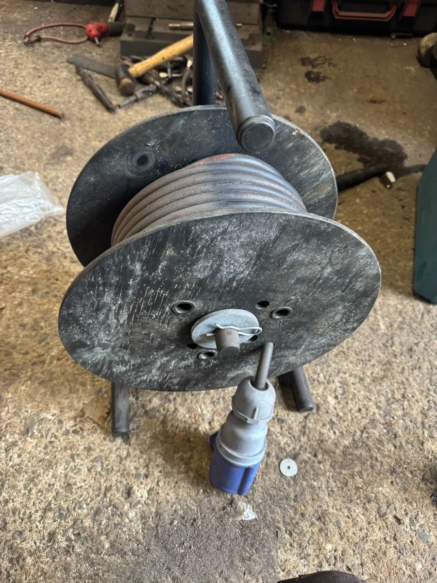 240v extension lead and bench grinder - Image 2