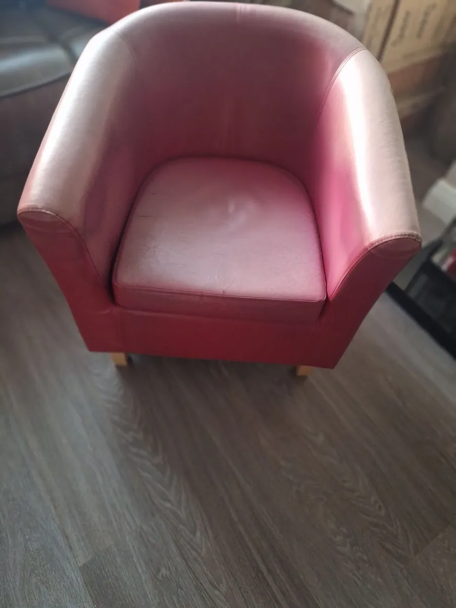 Chair and coffee table - Image 3