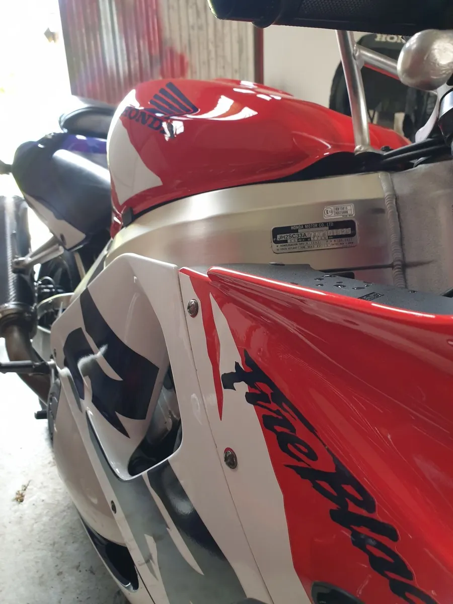 Honda CBR 919 Fireblade SC33 1999 - Image 4