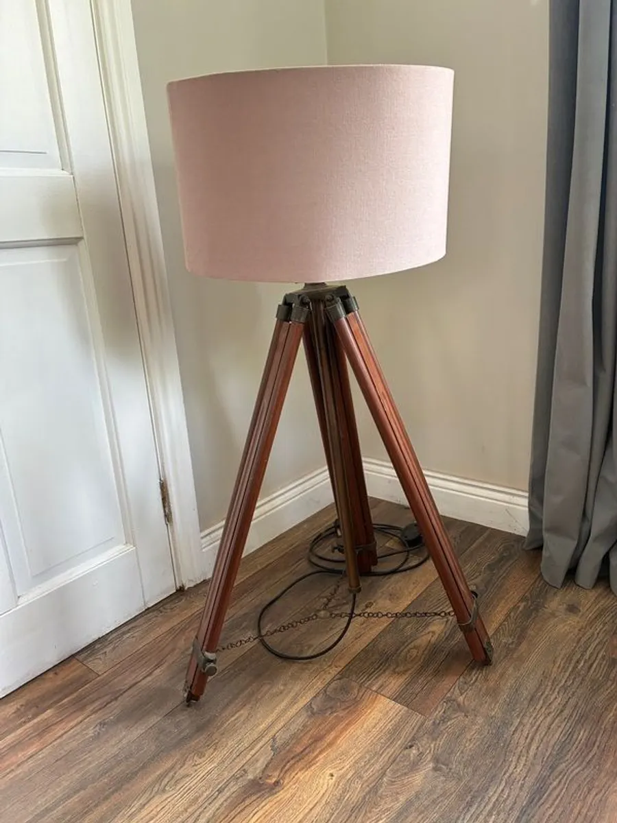 tripod lamp - Image 1