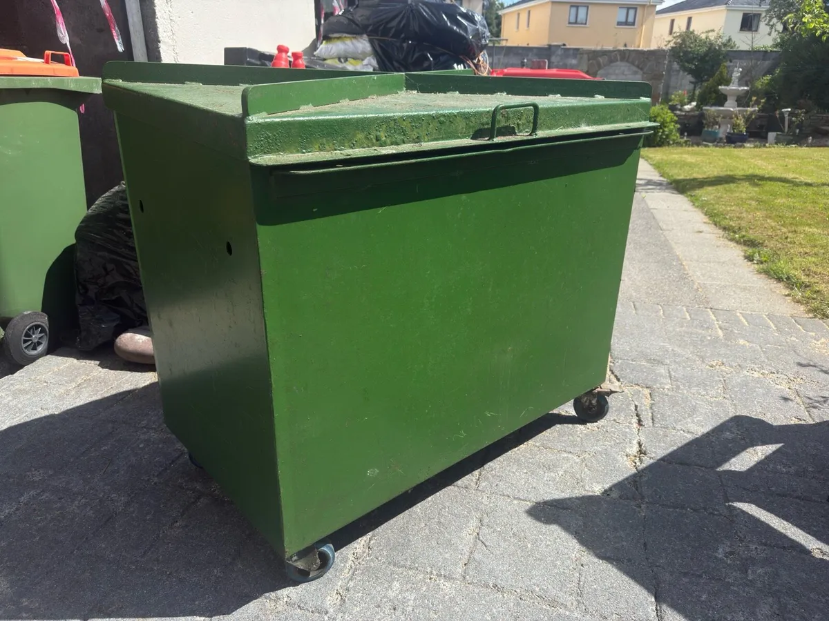 Tool /storage box on wheels - Image 2
