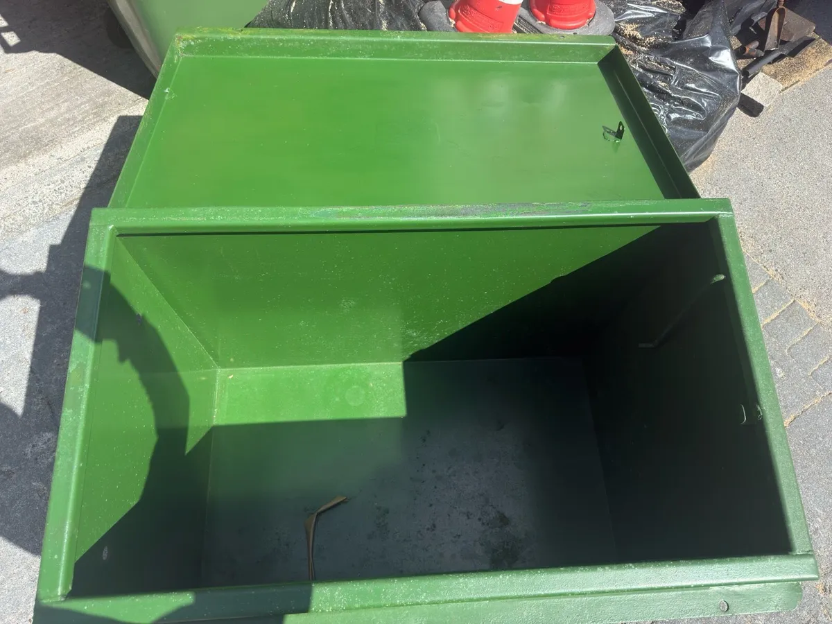Tool /storage box on wheels - Image 3