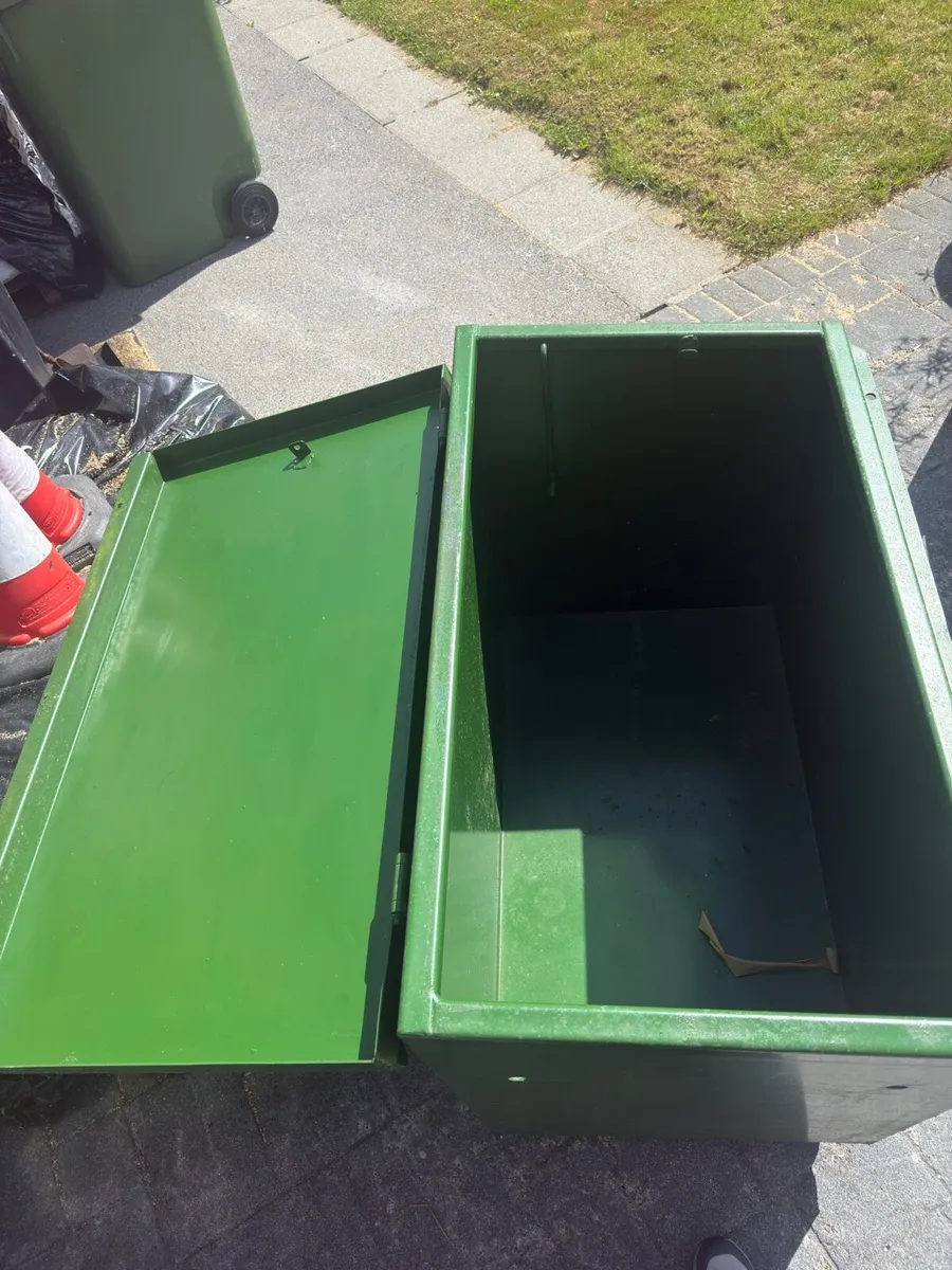 Tool /storage box on wheels - Image 4