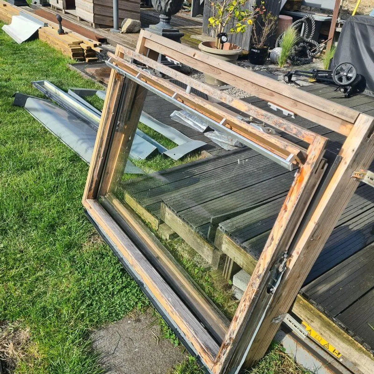 Roof Window 4' x 3' with all flashings and blind - Image 1