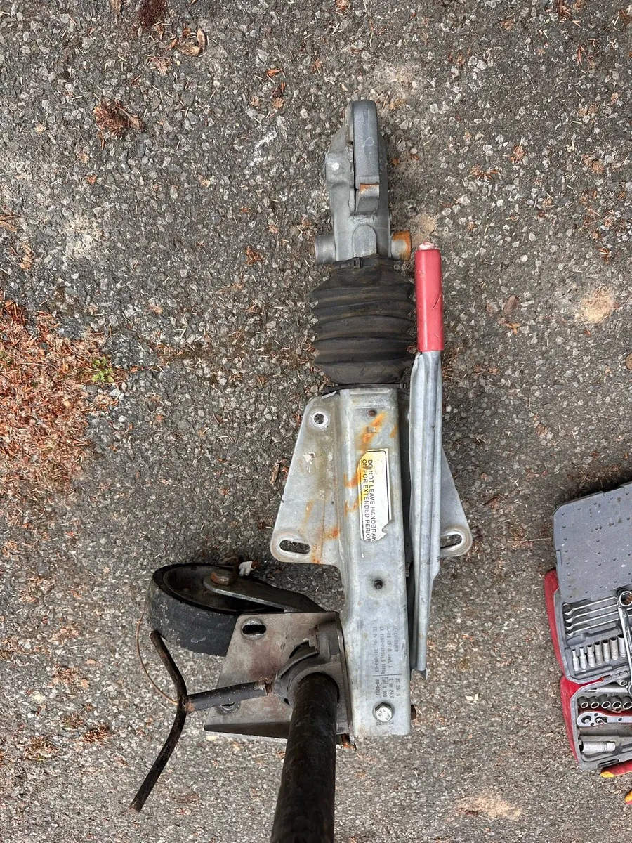 Trailer hitch - Image 1