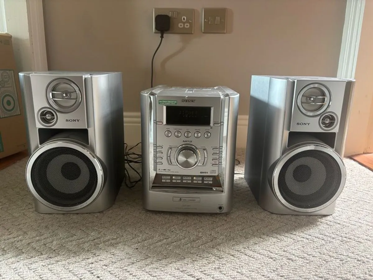 Sony 5 CD Changer / Radio - Image 1
