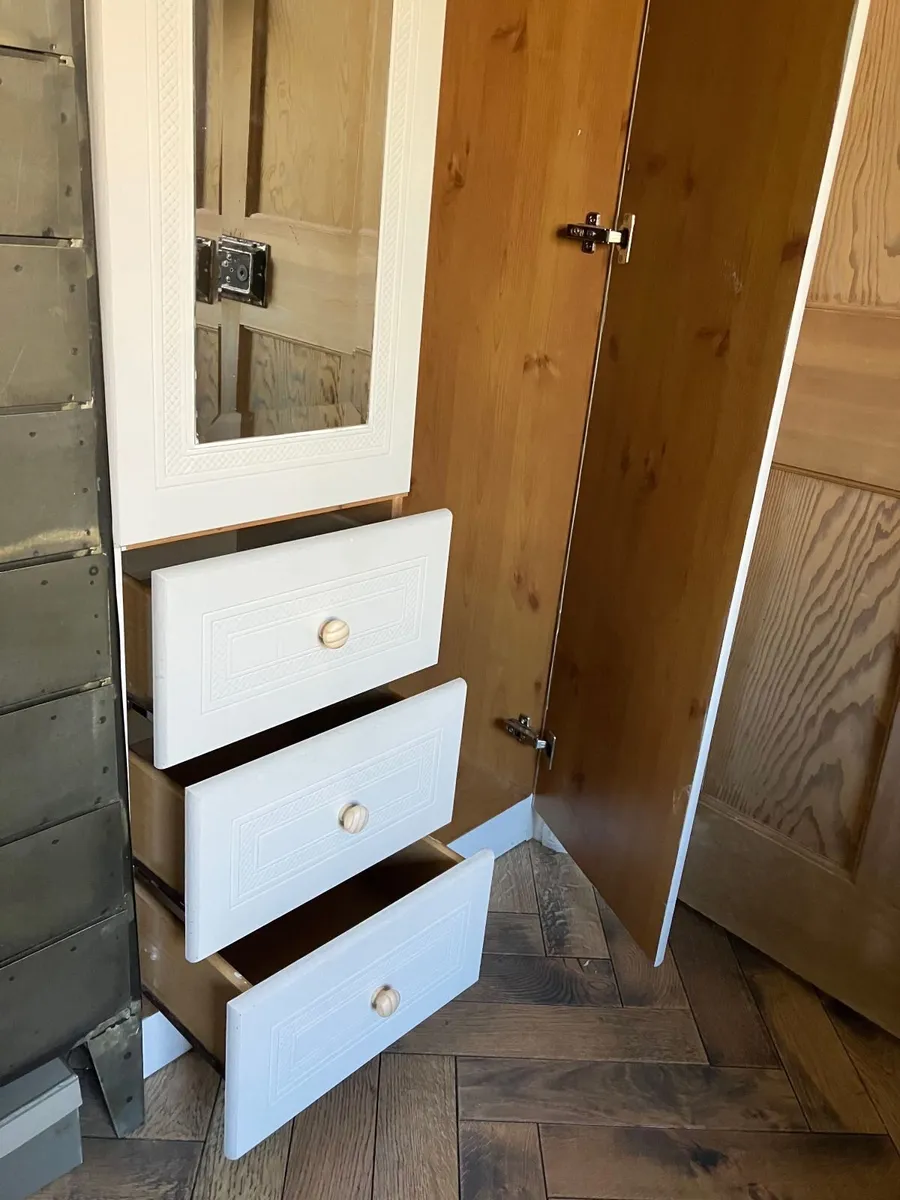 FREE Wardrobe - Image 2