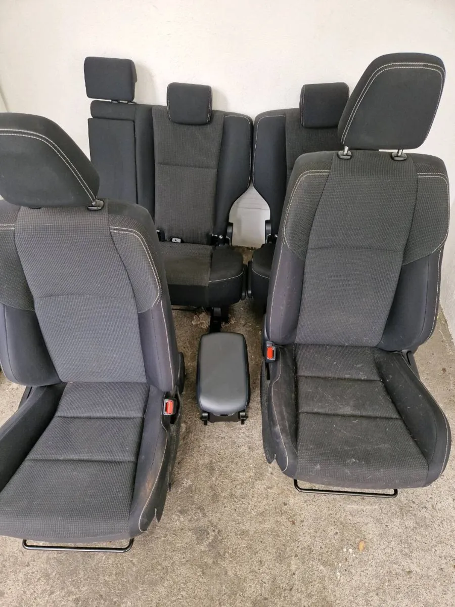 Toyota rav4 2016 seats and console - Image 1