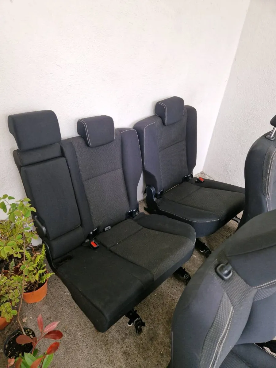 Toyota rav4 2016 seats and console - Image 2