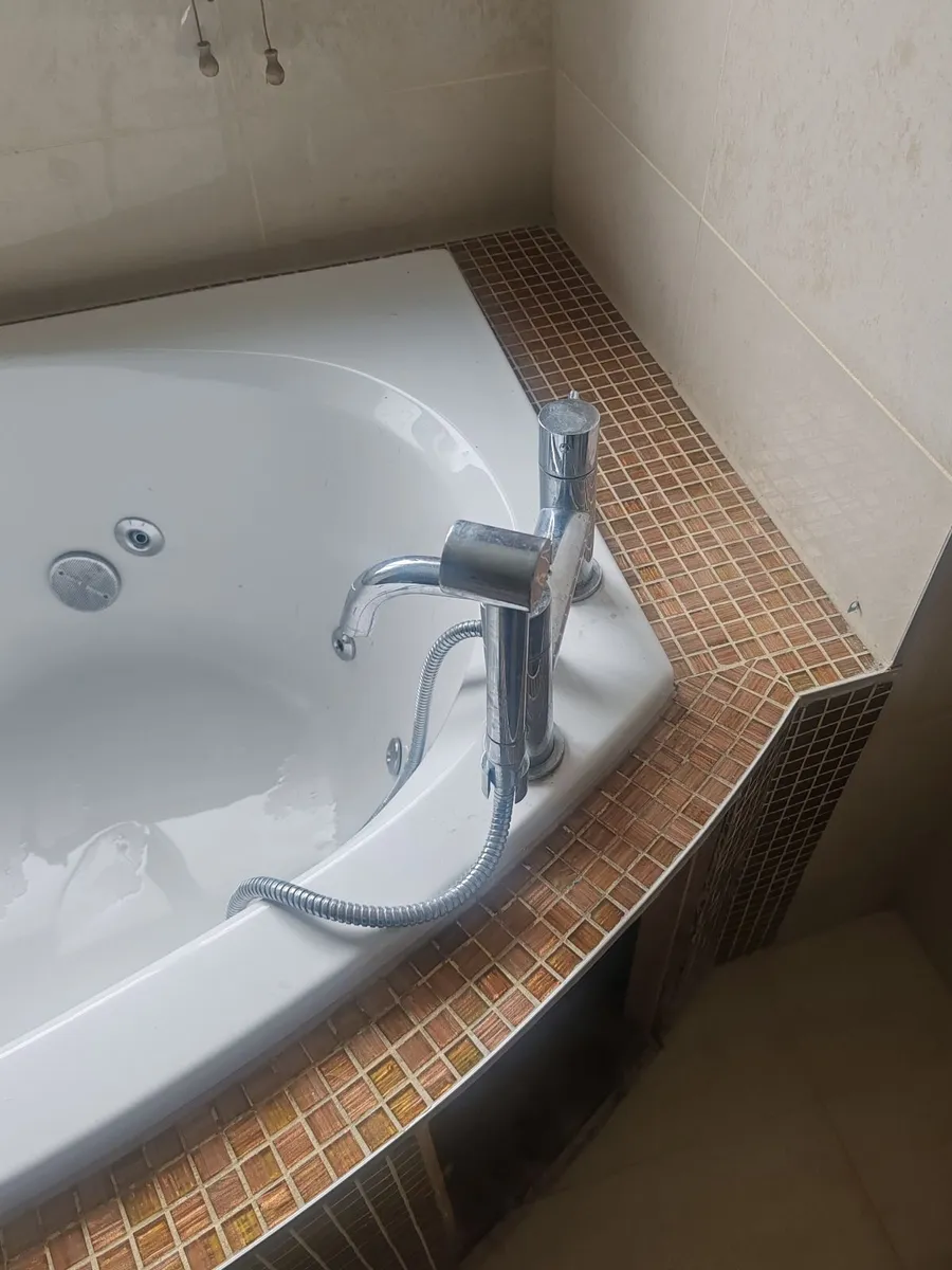 Jacuzzi Bath - Image 3
