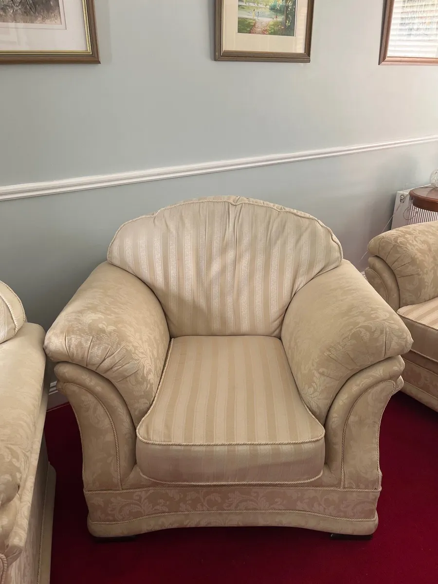 Chesterfield furniture suite - Image 2