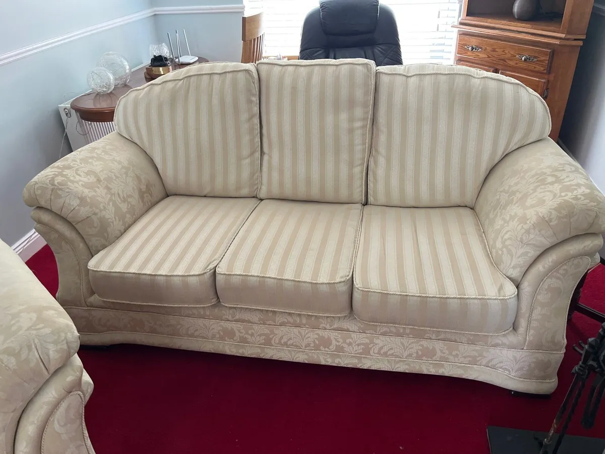 Chesterfield furniture suite - Image 1