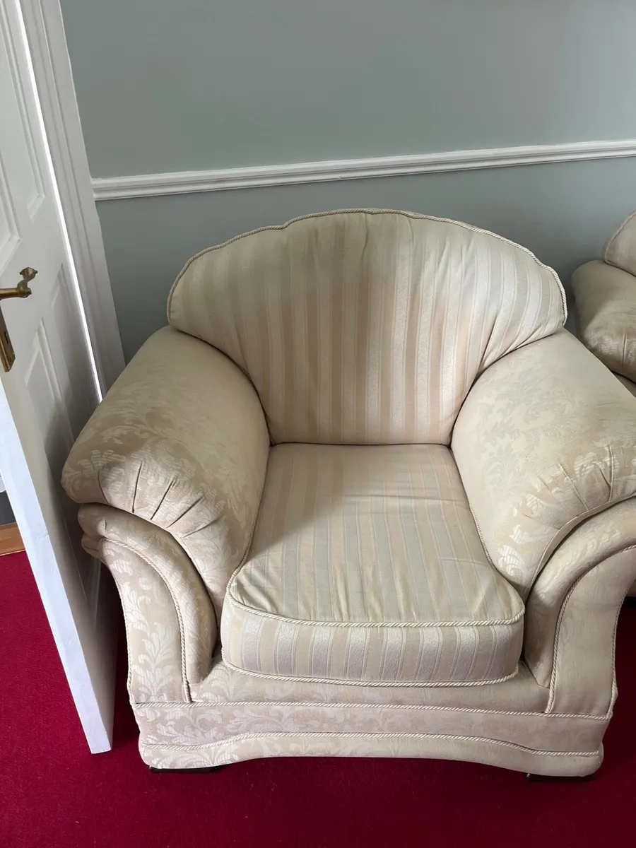 Chesterfield furniture suite - Image 3