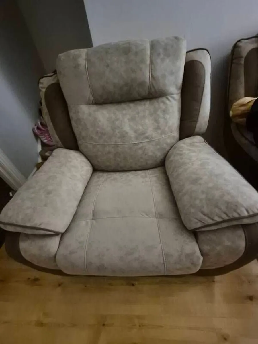 reclining - Image 2