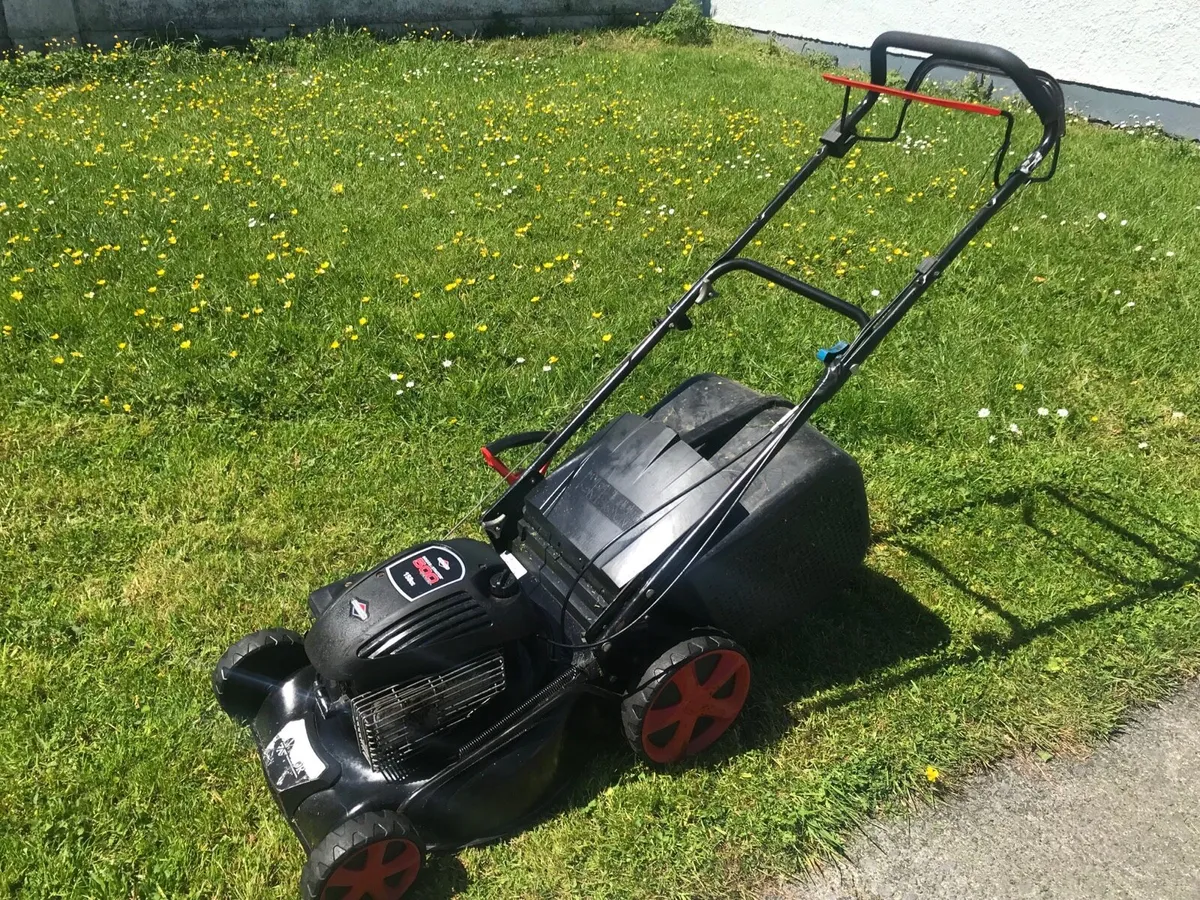 Briggs and stration Self drive lawnmower - Image 3