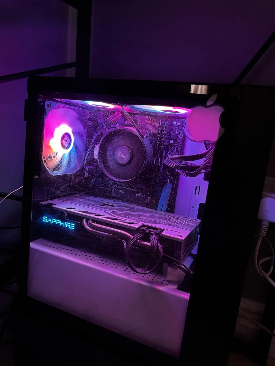 Gaming Pc with 2 monitors - Image 1