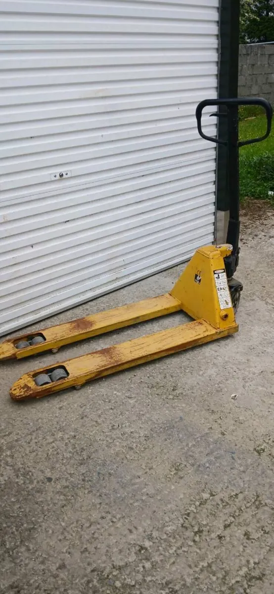 Pallet truck 2500kg - Image 1