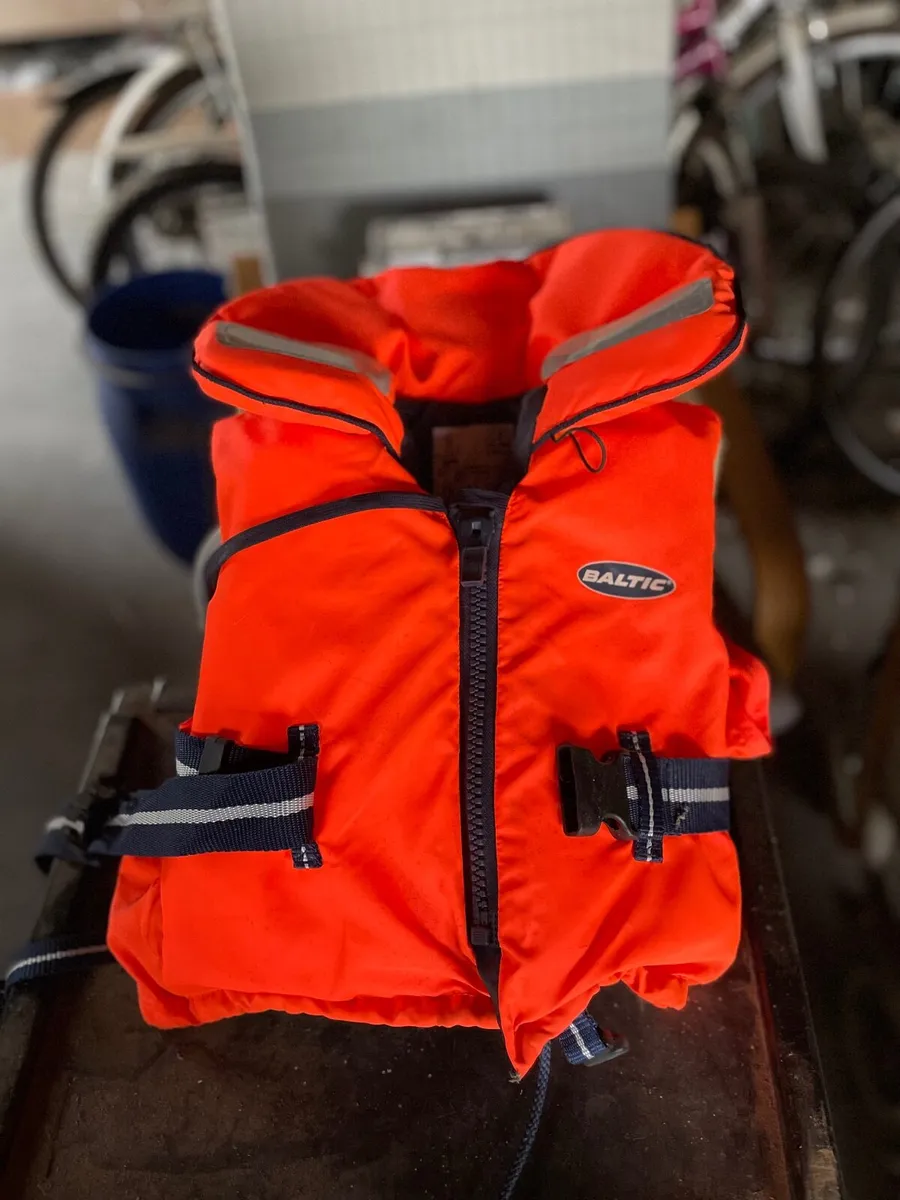Life jacket - Image 2