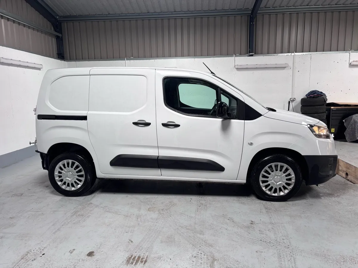 2024 Toyota Proace City icon - Image 2