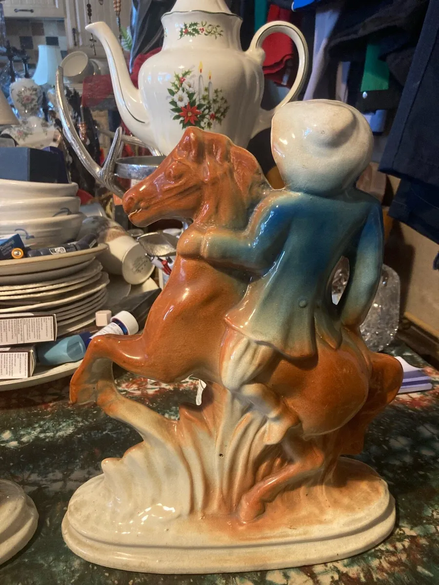 Staffordshire figures free postage - Image 4