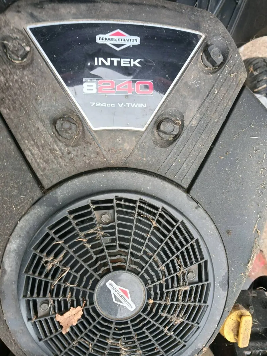 Castlegarden 24hp Twin cylinder Briggs engine - Image 2