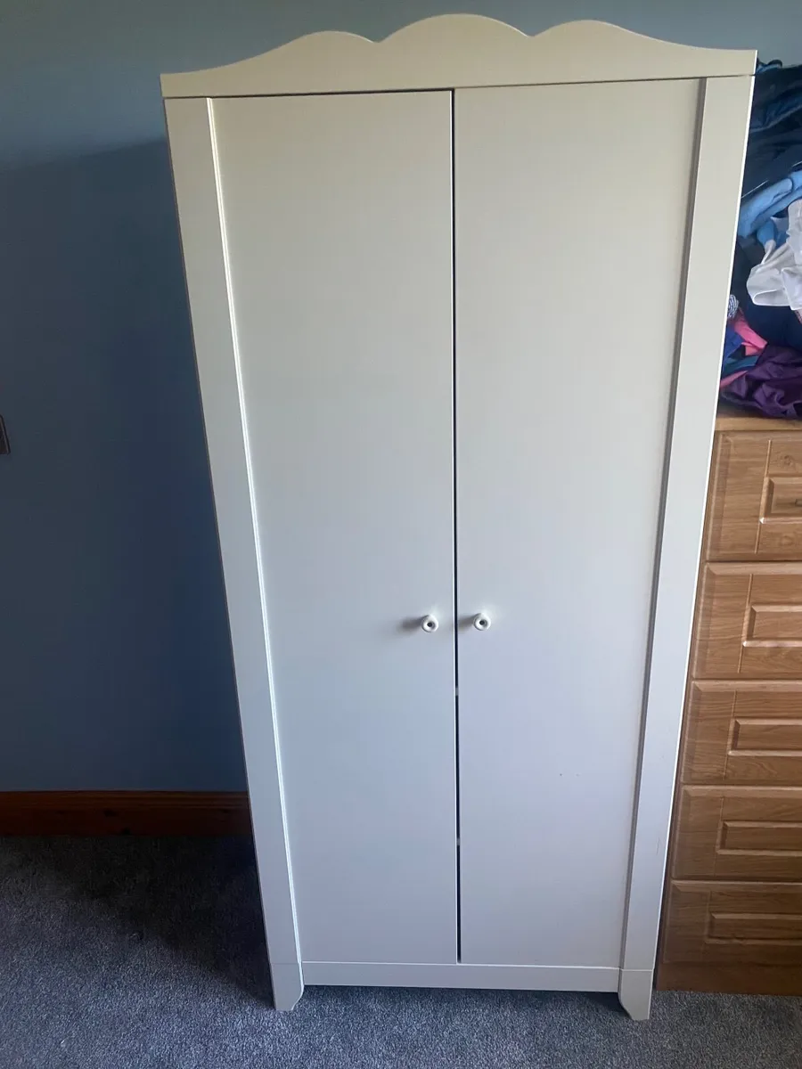 Child’s wardrobe - Image 1
