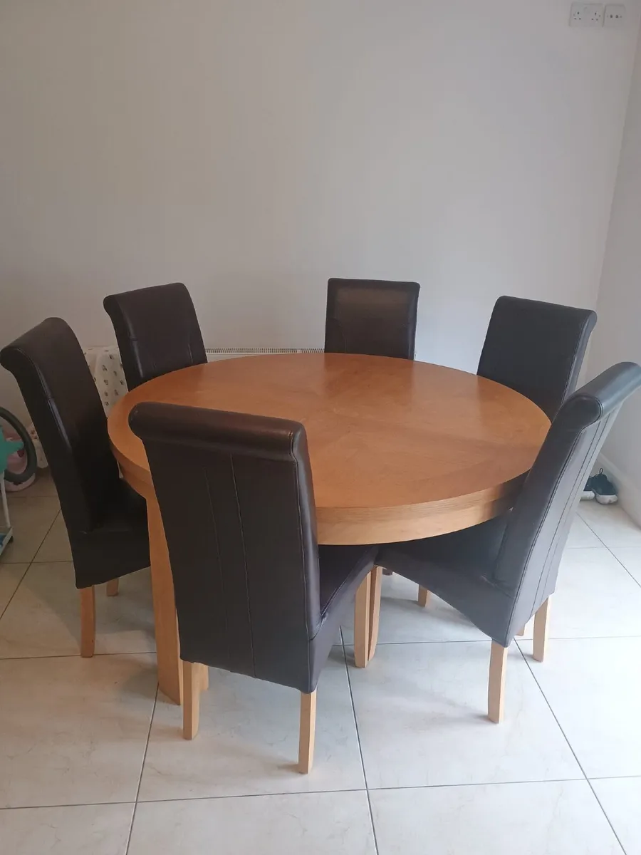 Table and chairs - Image 1