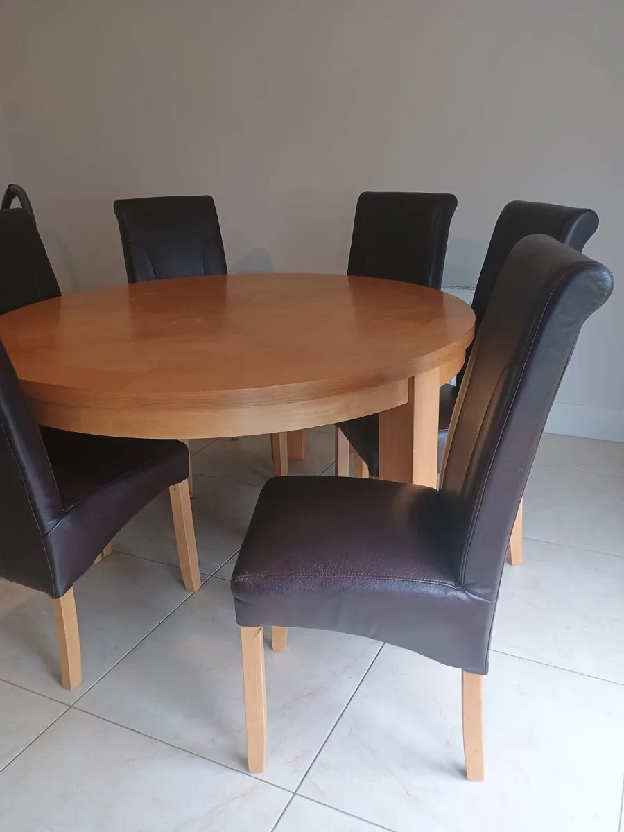 Table and chairs - Image 2
