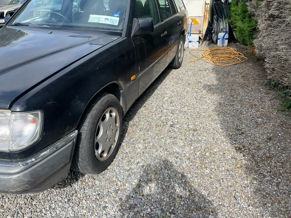 W124 Mercedes E200 Manual - Image 2