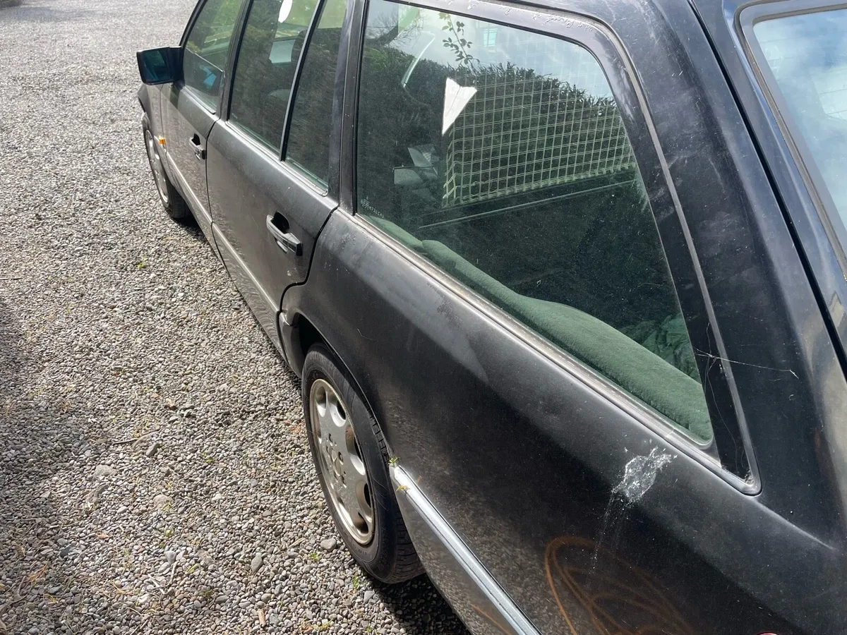 W124 Mercedes E200 Manual - Image 3