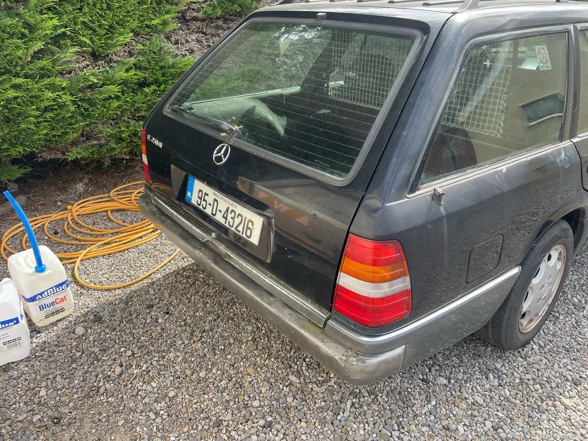 W124 Mercedes E200 Manual - Image 4