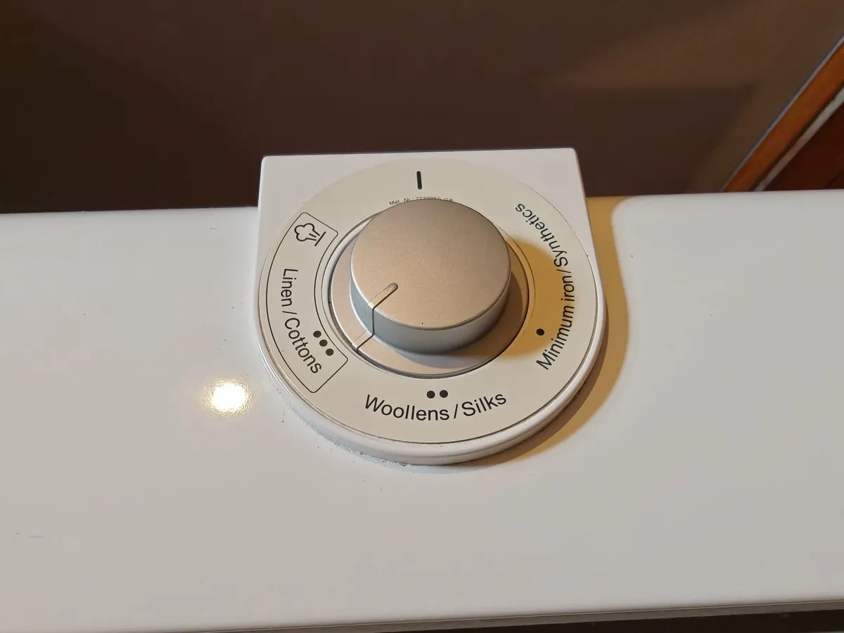 Miele B995D rotary iron for domestic & Airbnb - Image 4