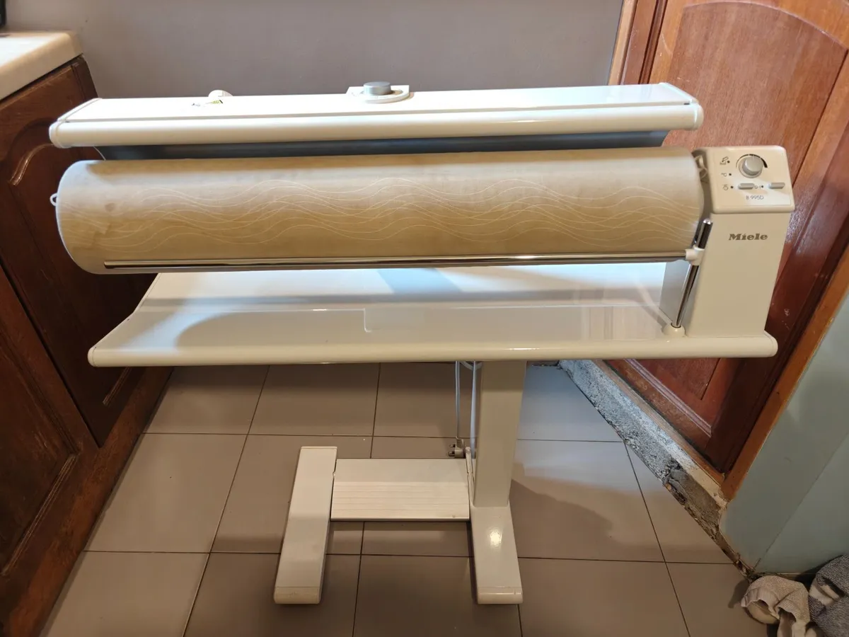 Miele B995D rotary iron for domestic & Airbnb - Image 3