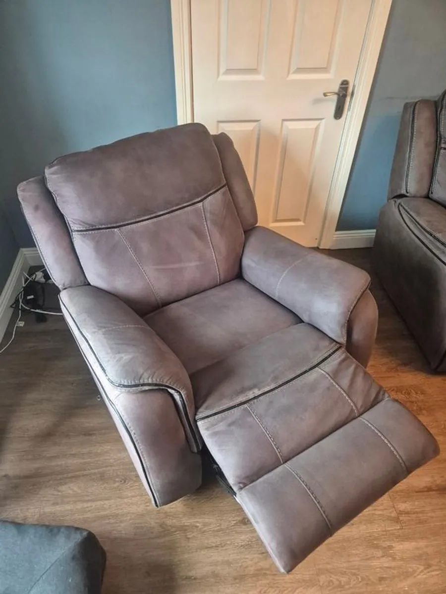 3 seater and sofa and single recliner - Image 2