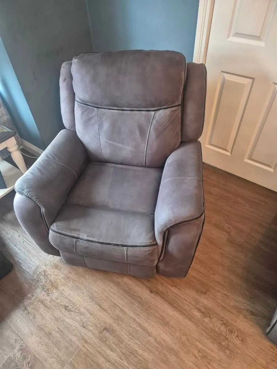 3 seater and sofa and single recliner - Image 3